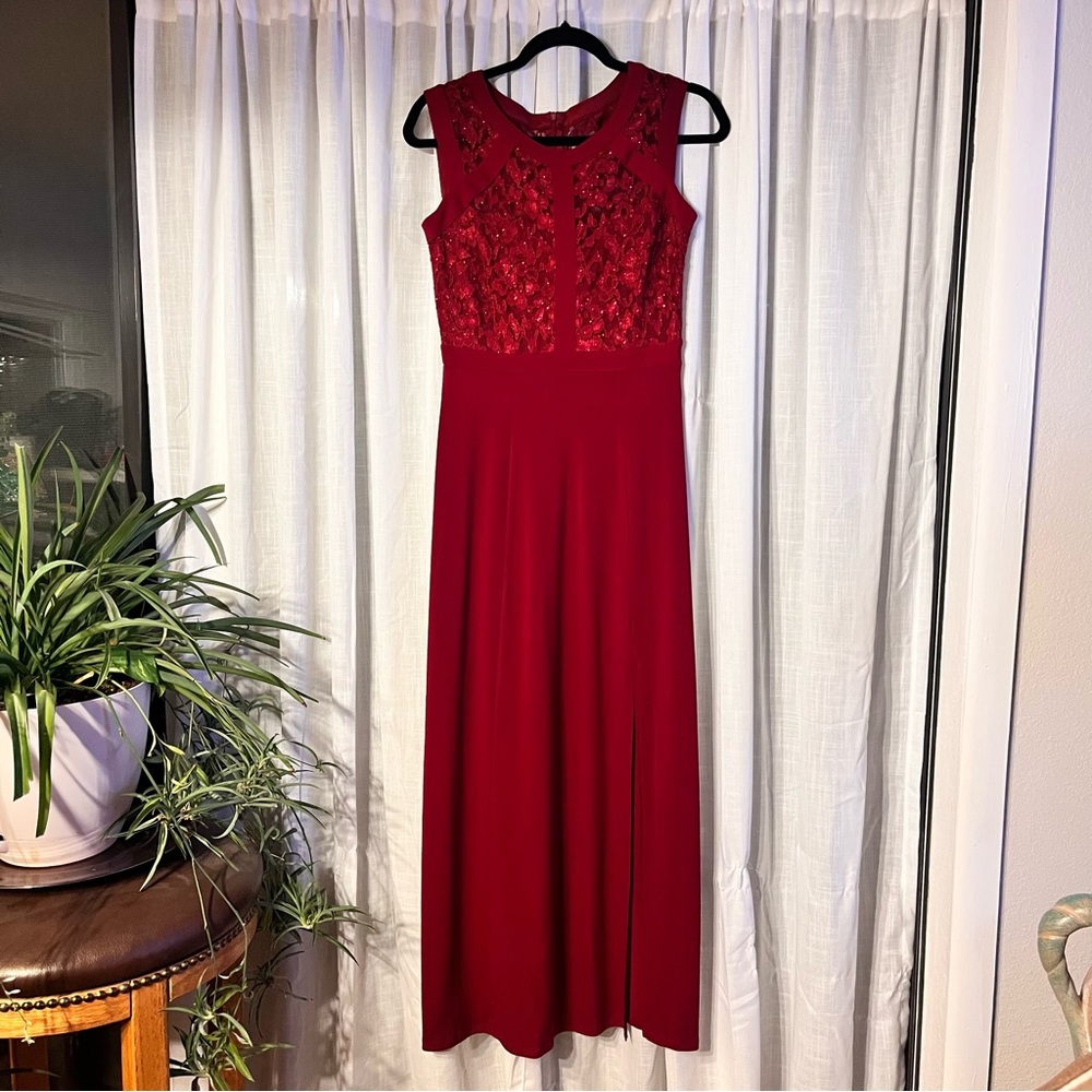 Enfocus Studio red evening dress size 6
Ribbon lace and sequin detail